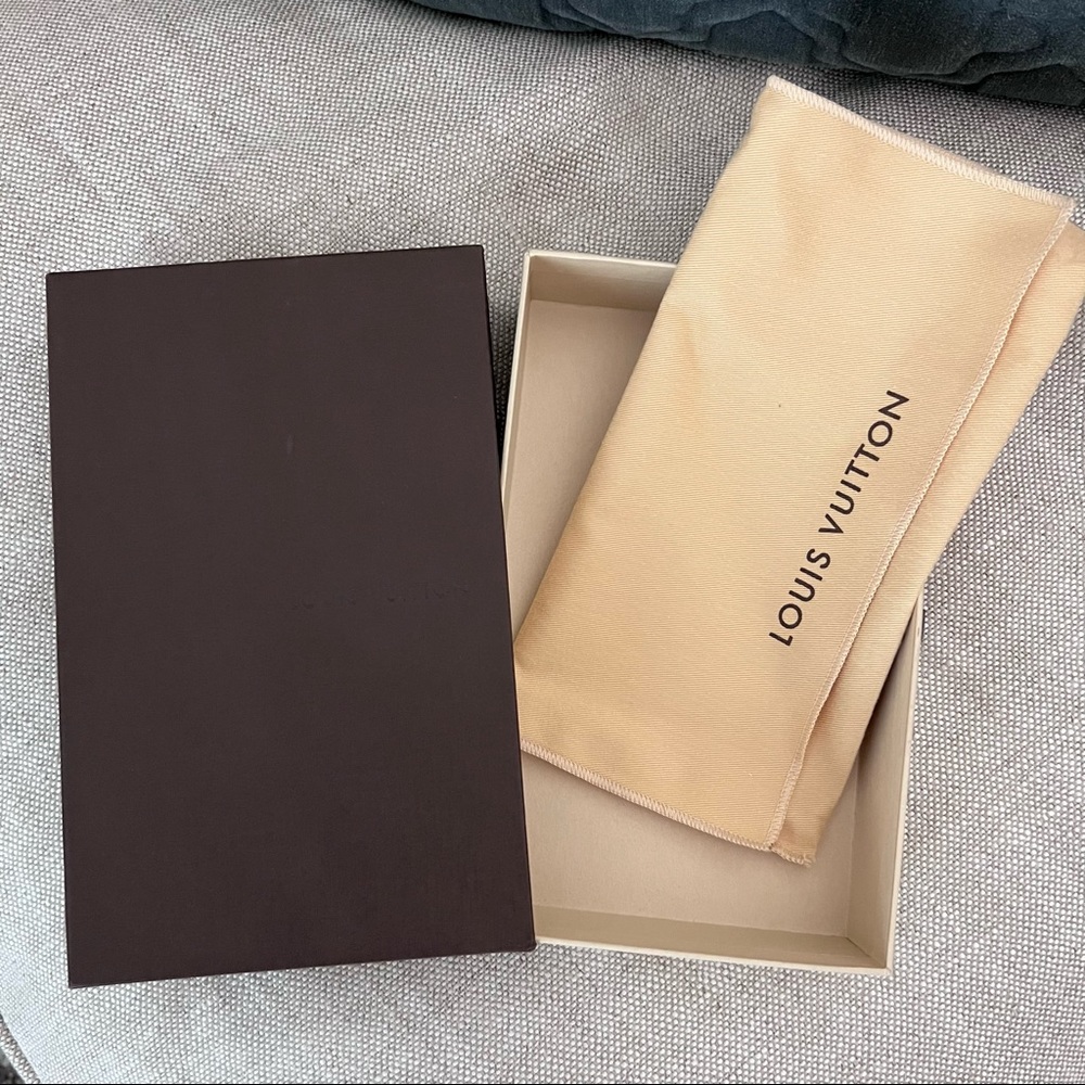 LOUIS VUITTON women’s wallet box with dust bag